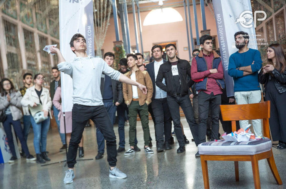 В Баку проведен чемпионат по бумажным самолетикам (ФОТО)