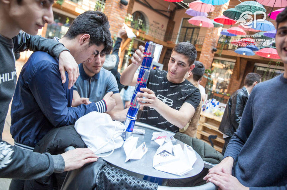 В Баку проведен чемпионат по бумажным самолетикам (ФОТО)