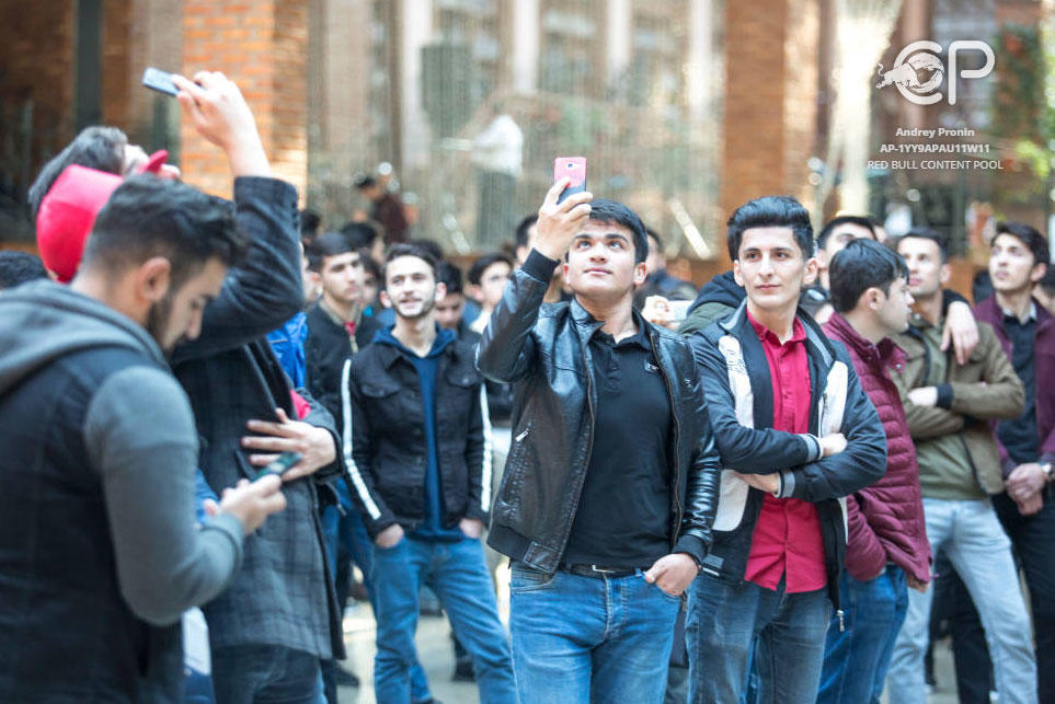 В Баку проведен чемпионат по бумажным самолетикам (ФОТО)