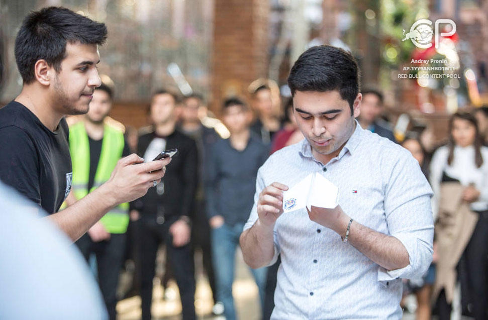 В Баку проведен чемпионат по бумажным самолетикам (ФОТО)