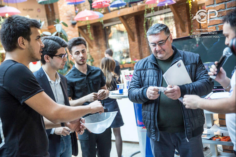 В Баку проведен чемпионат по бумажным самолетикам (ФОТО)