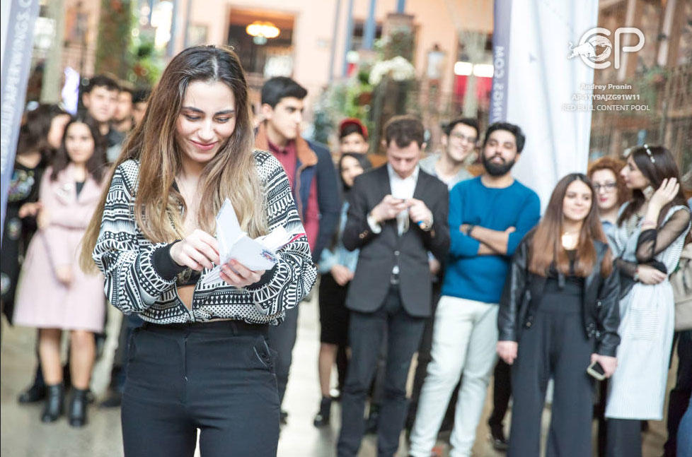 В Баку проведен чемпионат по бумажным самолетикам (ФОТО)