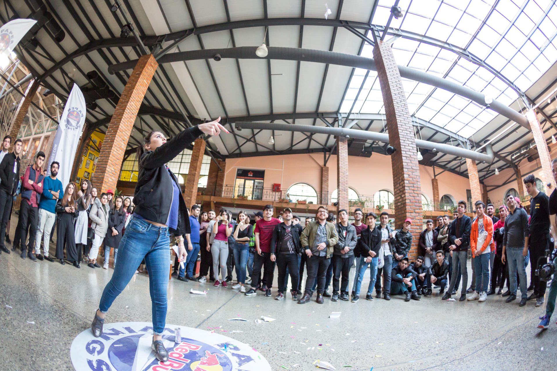 В Баку проведен чемпионат по бумажным самолетикам (ФОТО)