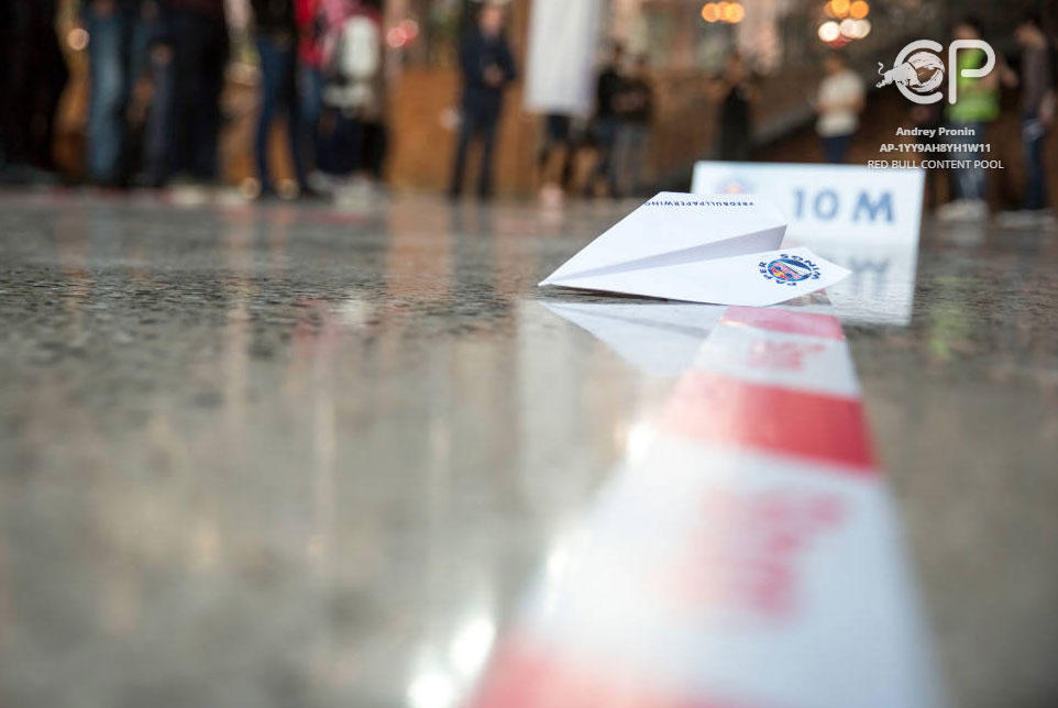 В Баку проведен чемпионат по бумажным самолетикам (ФОТО)