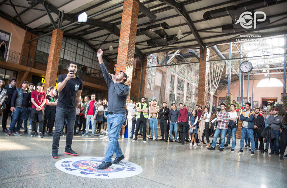 В Баку проведен чемпионат по бумажным самолетикам (ФОТО)