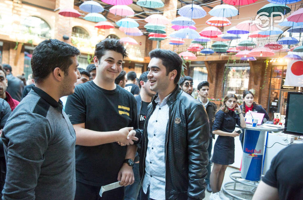 В Баку проведен чемпионат по бумажным самолетикам (ФОТО)