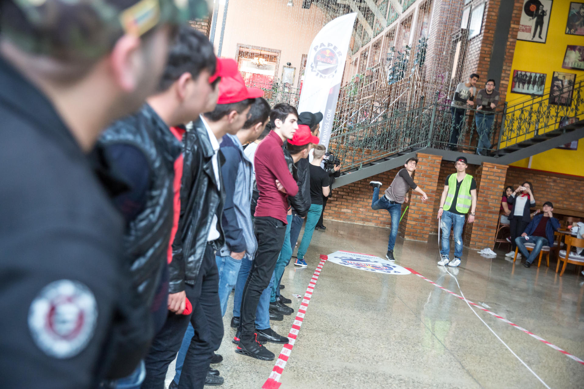 В Баку проведен чемпионат по бумажным самолетикам (ФОТО)