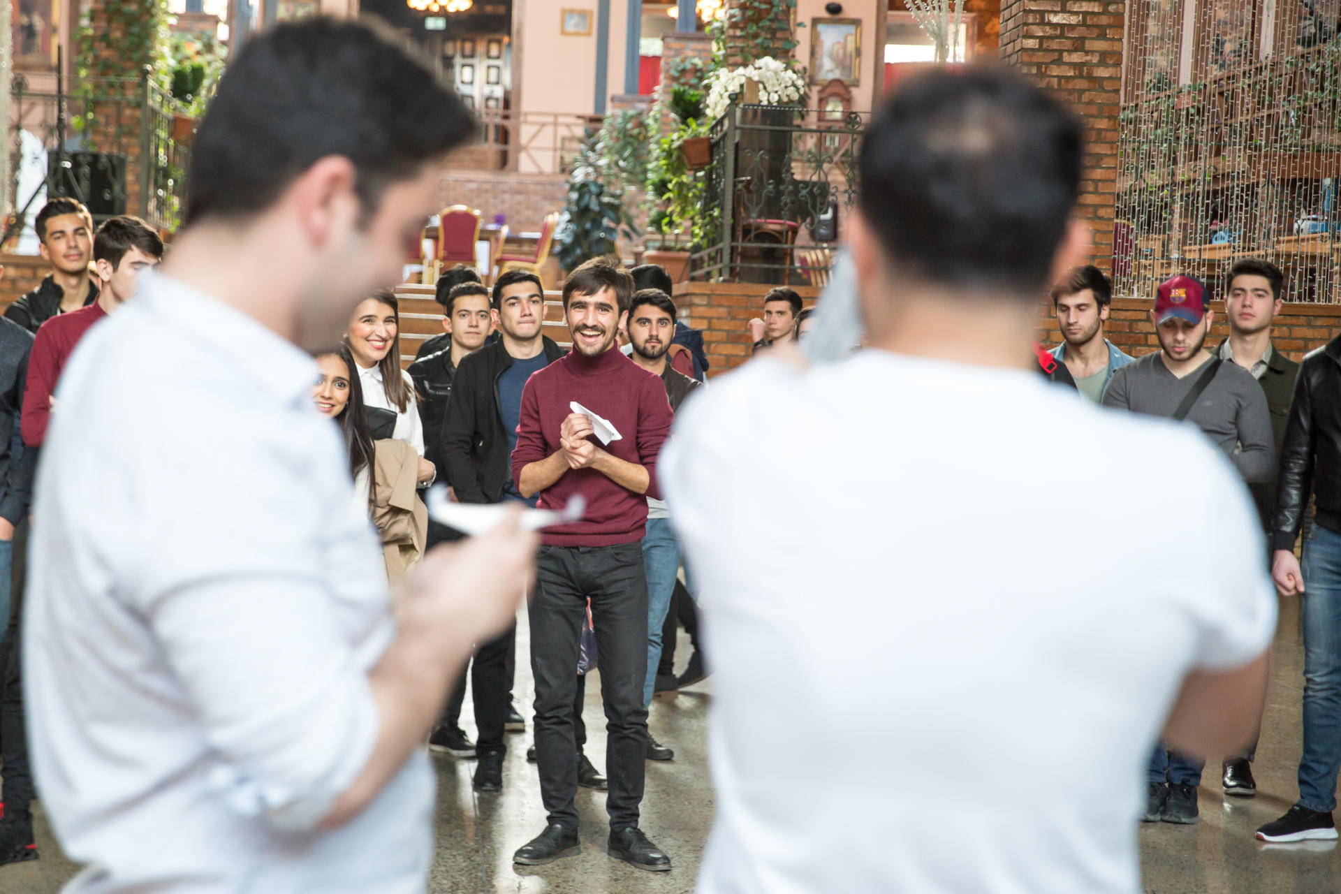 В Баку проведен чемпионат по бумажным самолетикам (ФОТО)