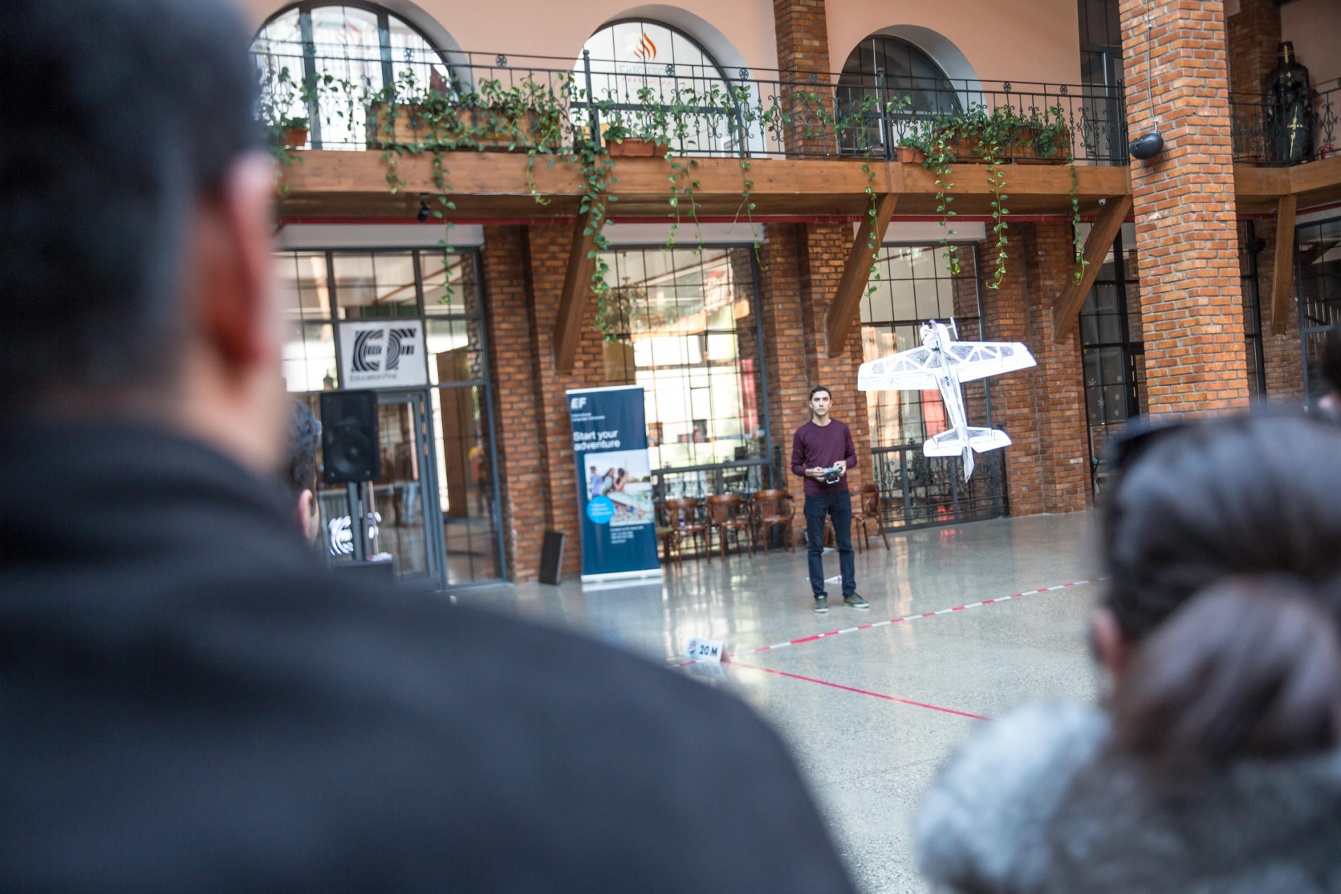В Баку проведен чемпионат по бумажным самолетикам (ФОТО)