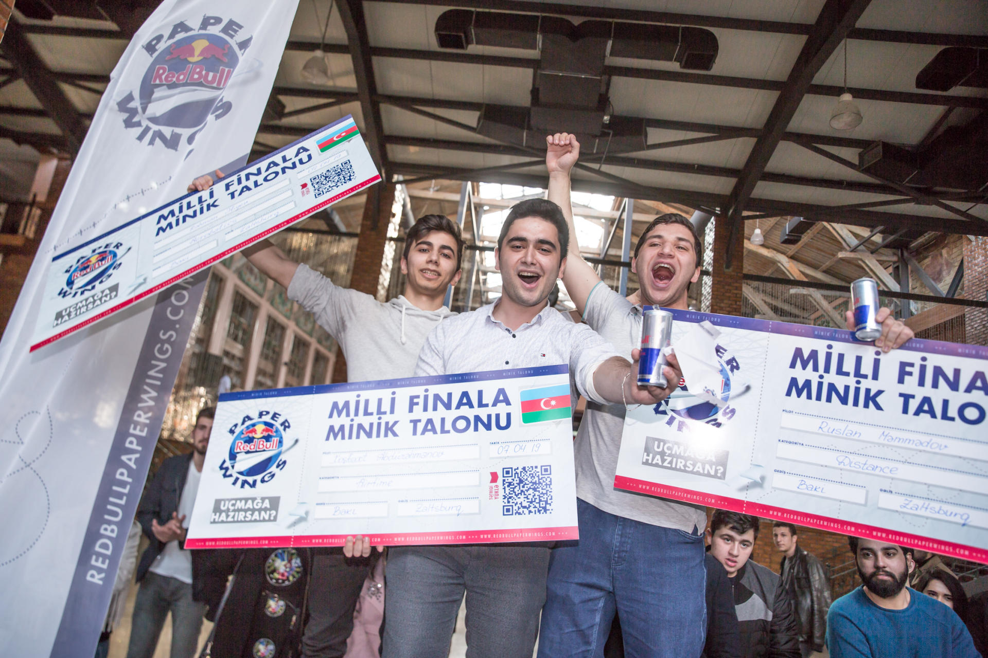 В Баку проведен чемпионат по бумажным самолетикам (ФОТО)