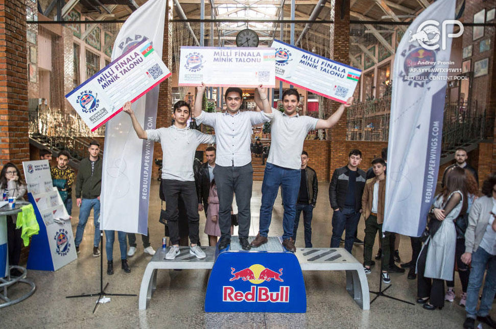 В Баку проведен чемпионат по бумажным самолетикам (ФОТО)