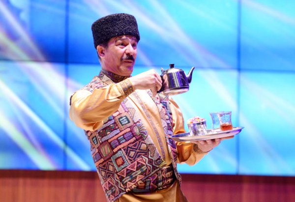 Азербайджанская чайная церемония на покер норвежца  Карлсена (ФОТО)