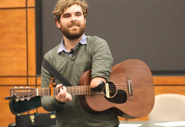 В Азербайджан приехал Тони Меммел - он родился без левого предплечья, но играет на гитаре