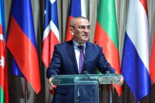 Азербайджанская чайная церемония на покер норвежца  Карлсена (ФОТО)