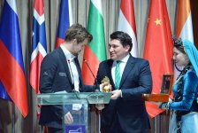 Азербайджанская чайная церемония на покер норвежца  Карлсена (ФОТО)