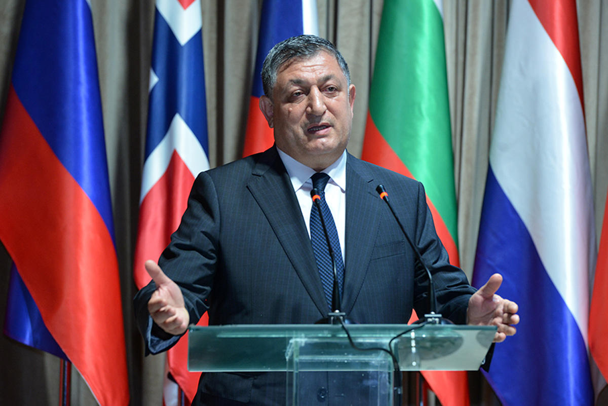 Азербайджанская чайная церемония на покер норвежца  Карлсена (ФОТО)