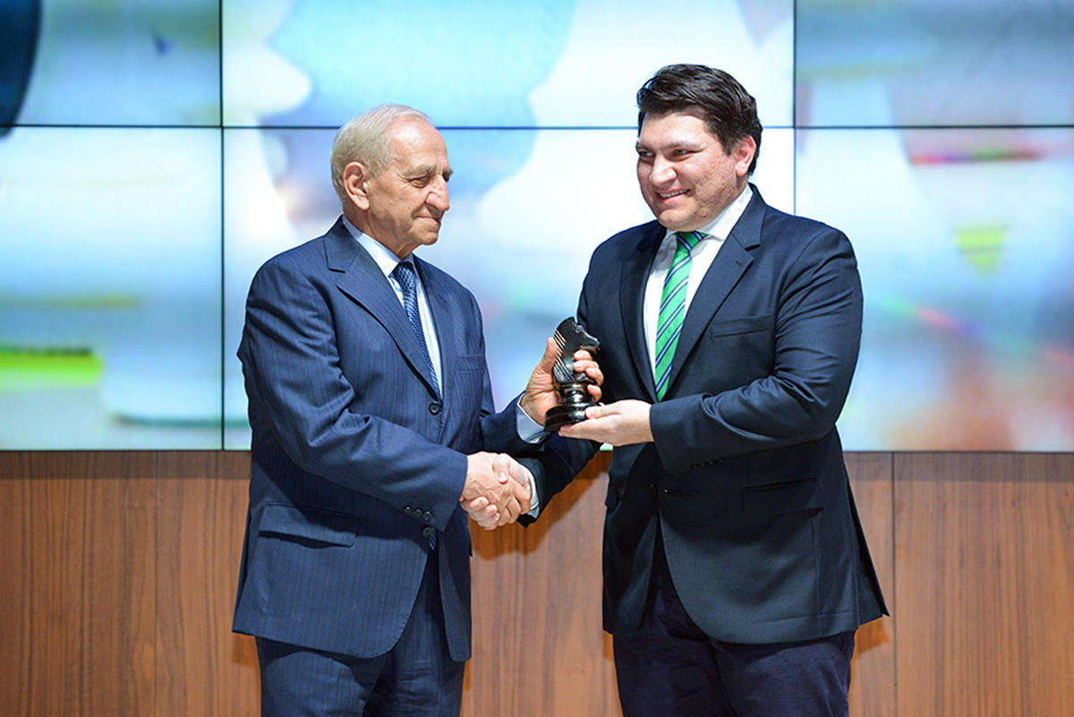 Азербайджанская чайная церемония на покер норвежца  Карлсена (ФОТО)