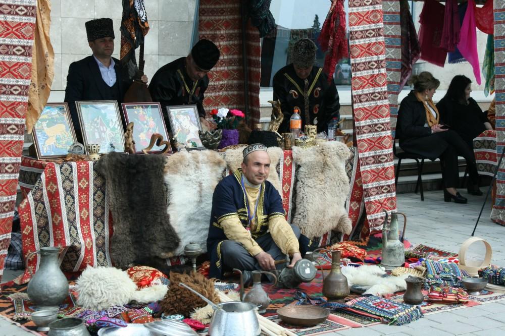 Азербайджанское искусство из гвоздей и нитей (ФОТО)