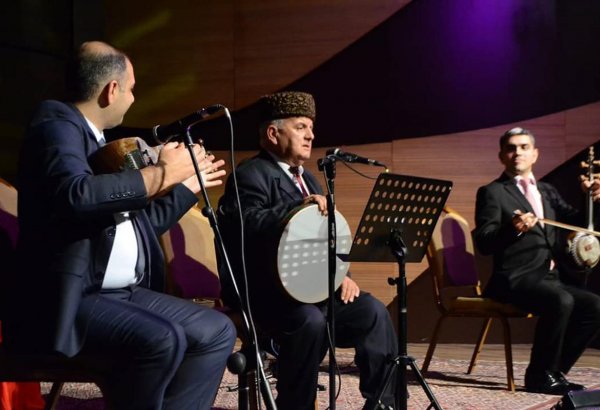 100-летний мугам и теснифы Гаджибабы Гусейнова (ФОТО)