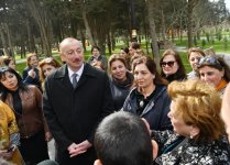 Президент Ильхам Алиев и Первая леди Мехрибан Алиева ознакомились с условиями в реконструированном парке Нефтяников в Баку (ФОТО)