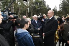 Президент Ильхам Алиев и Первая леди Мехрибан Алиева ознакомились с условиями в реконструированном парке Нефтяников в Баку (ФОТО)