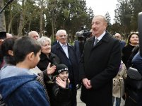 Президент Ильхам Алиев и Первая леди Мехрибан Алиева ознакомились с условиями в реконструированном парке Нефтяников в Баку (ФОТО)