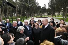 Президент Ильхам Алиев и Первая леди Мехрибан Алиева ознакомились с условиями в реконструированном парке Нефтяников в Баку (ФОТО)