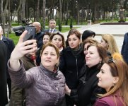 Президент Ильхам Алиев и Первая леди Мехрибан Алиева ознакомились с условиями в реконструированном парке Нефтяников в Баку (ФОТО)