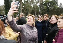Президент Ильхам Алиев и Первая леди Мехрибан Алиева ознакомились с условиями в реконструированном парке Нефтяников в Баку (ФОТО)