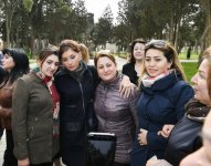 Президент Ильхам Алиев и Первая леди Мехрибан Алиева ознакомились с условиями в реконструированном парке Нефтяников в Баку (ФОТО)
