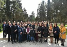 Президент Ильхам Алиев и Первая леди Мехрибан Алиева ознакомились с условиями в реконструированном парке Нефтяников в Баку (ФОТО)