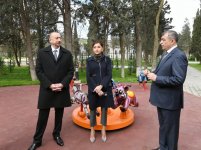 Президент Ильхам Алиев и Первая леди Мехрибан Алиева ознакомились с условиями в реконструированном парке Нефтяников в Баку (ФОТО)