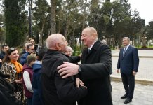 Президент Ильхам Алиев и Первая леди Мехрибан Алиева ознакомились с условиями в реконструированном парке Нефтяников в Баку (ФОТО)