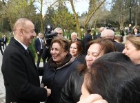 Президент Ильхам Алиев и Первая леди Мехрибан Алиева ознакомились с условиями в реконструированном парке Нефтяников в Баку (ФОТО)