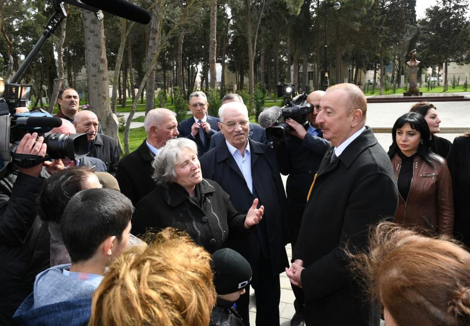Президент Ильхам Алиев и Первая леди Мехрибан Алиева ознакомились с условиями в реконструированном парке Нефтяников в Баку (ФОТО)