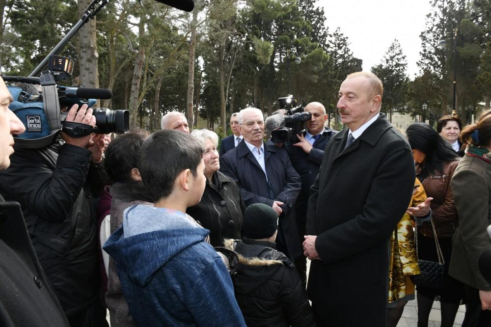 Президент Ильхам Алиев и Первая леди Мехрибан Алиева ознакомились с условиями в реконструированном парке Нефтяников в Баку (ФОТО)