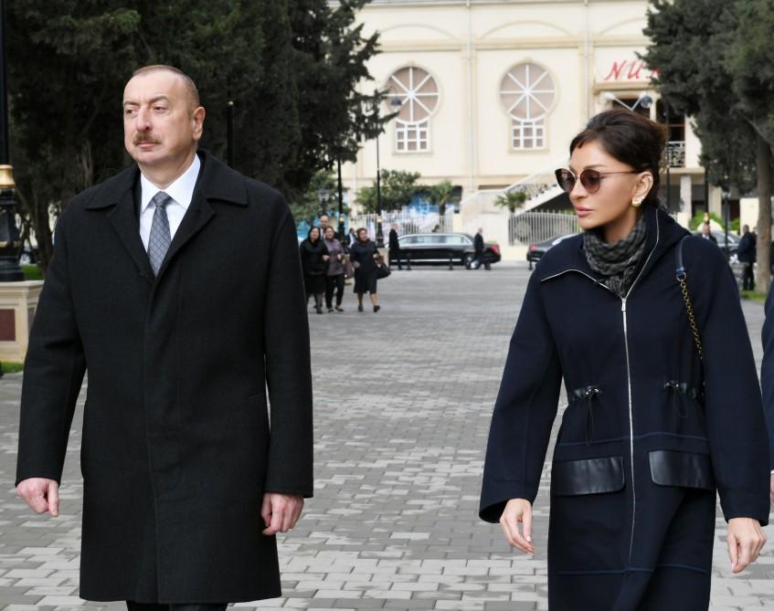 Президент Ильхам Алиев и Первая леди Мехрибан Алиева ознакомились с условиями в реконструированном парке Нефтяников в Баку (ФОТО)
