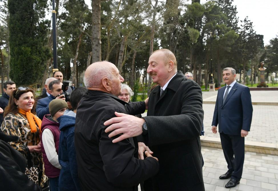 Президент Ильхам Алиев и Первая леди Мехрибан Алиева ознакомились с условиями в реконструированном парке Нефтяников в Баку (ФОТО)