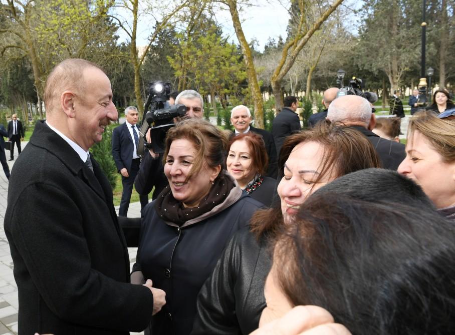 Президент Ильхам Алиев и Первая леди Мехрибан Алиева ознакомились с условиями в реконструированном парке Нефтяников в Баку (ФОТО)