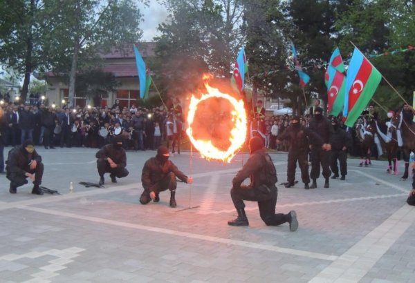 Флаги Азербайджана, Карабахские скакуны и военнослужащие (ФОТО)