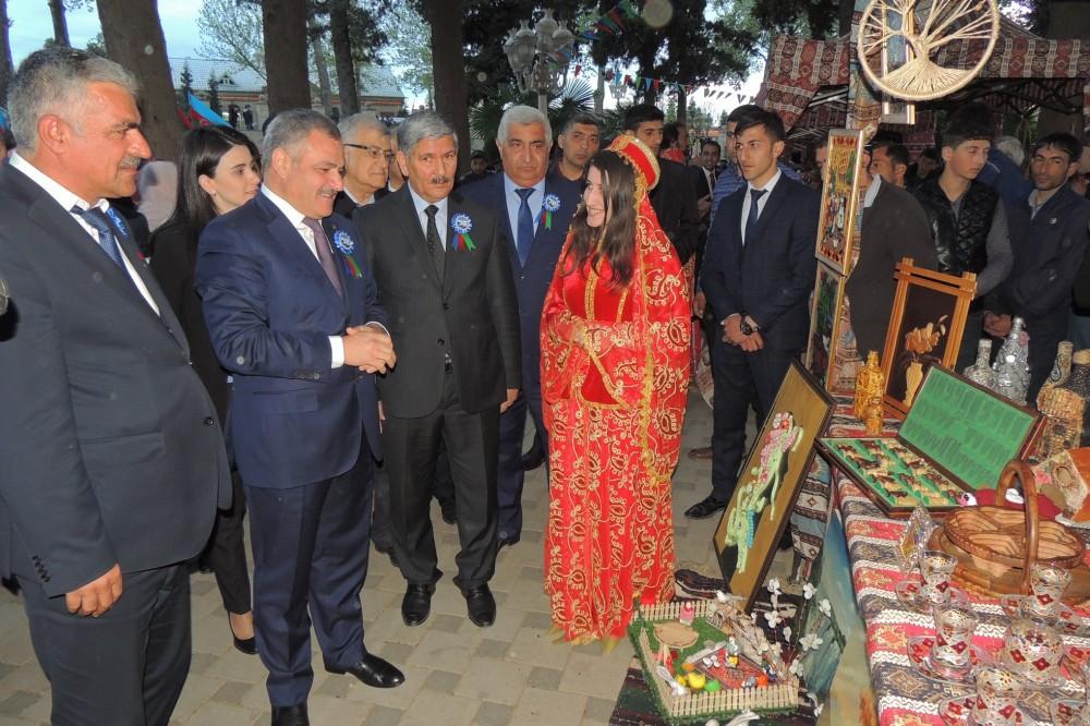 Флаги Азербайджана, Карабахские скакуны и военнослужащие (ФОТО)
