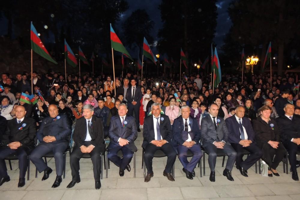 Флаги Азербайджана, Карабахские скакуны и военнослужащие (ФОТО)