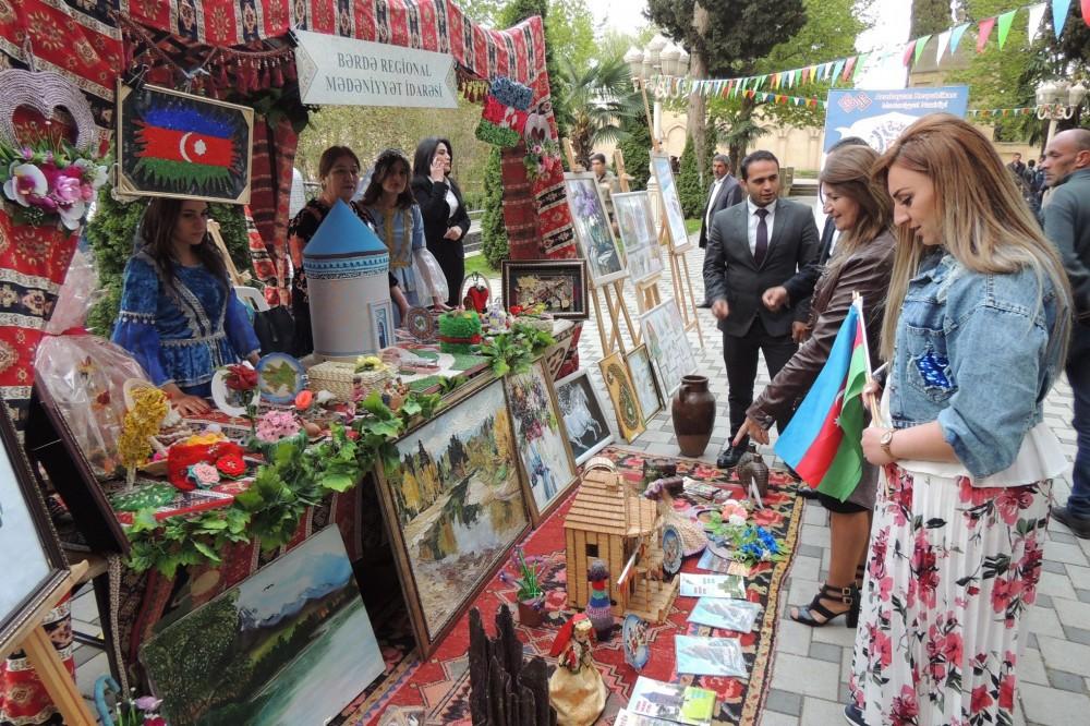 Флаги Азербайджана, Карабахские скакуны и военнослужащие (ФОТО)