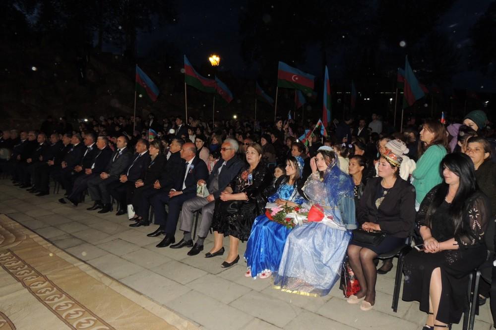 Флаги Азербайджана, Карабахские скакуны и военнослужащие (ФОТО)