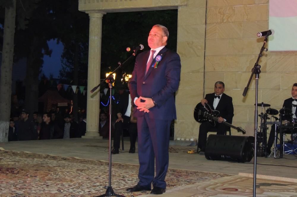 Флаги Азербайджана, Карабахские скакуны и военнослужащие (ФОТО)