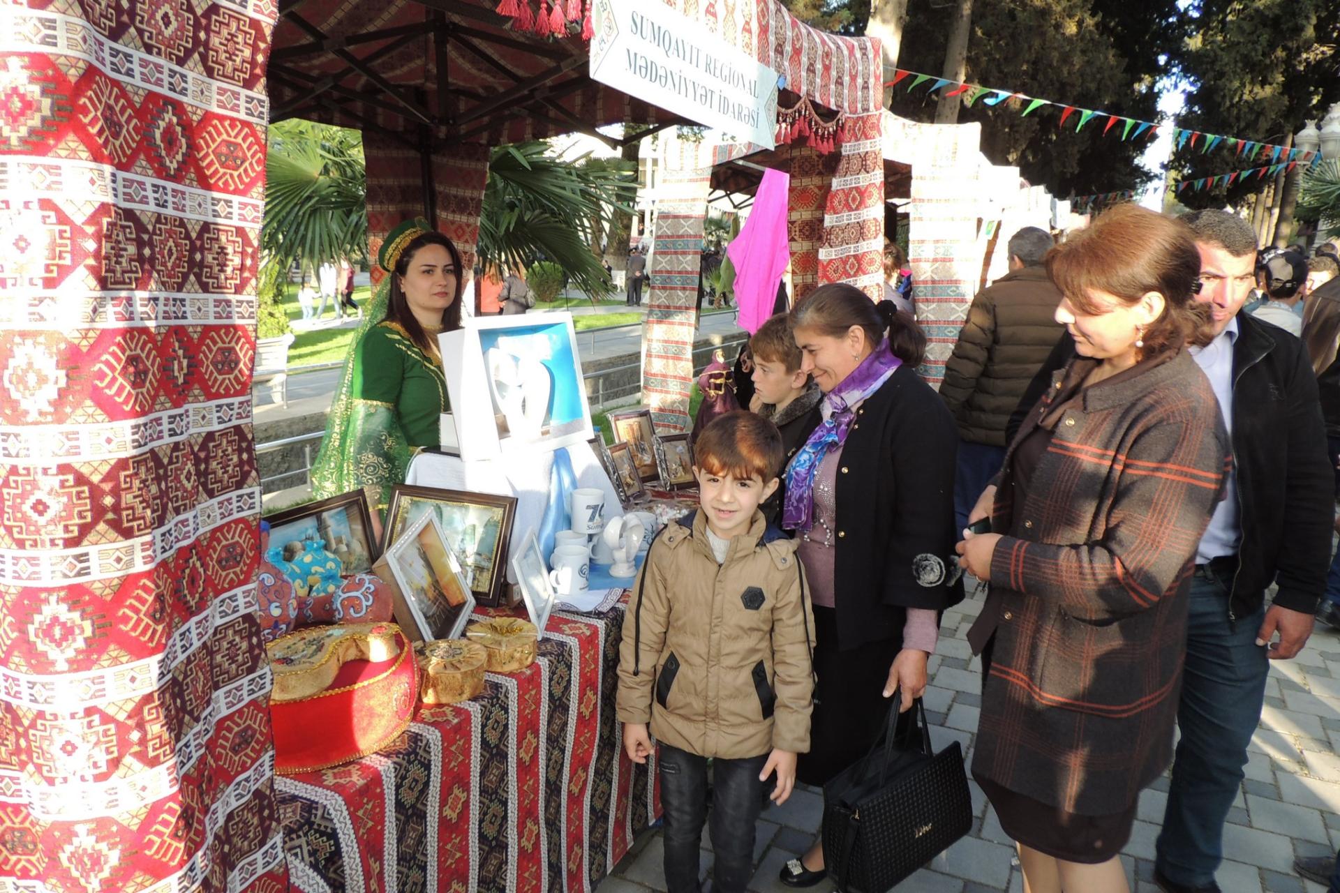 Флаги Азербайджана, Карабахские скакуны и военнослужащие (ФОТО)