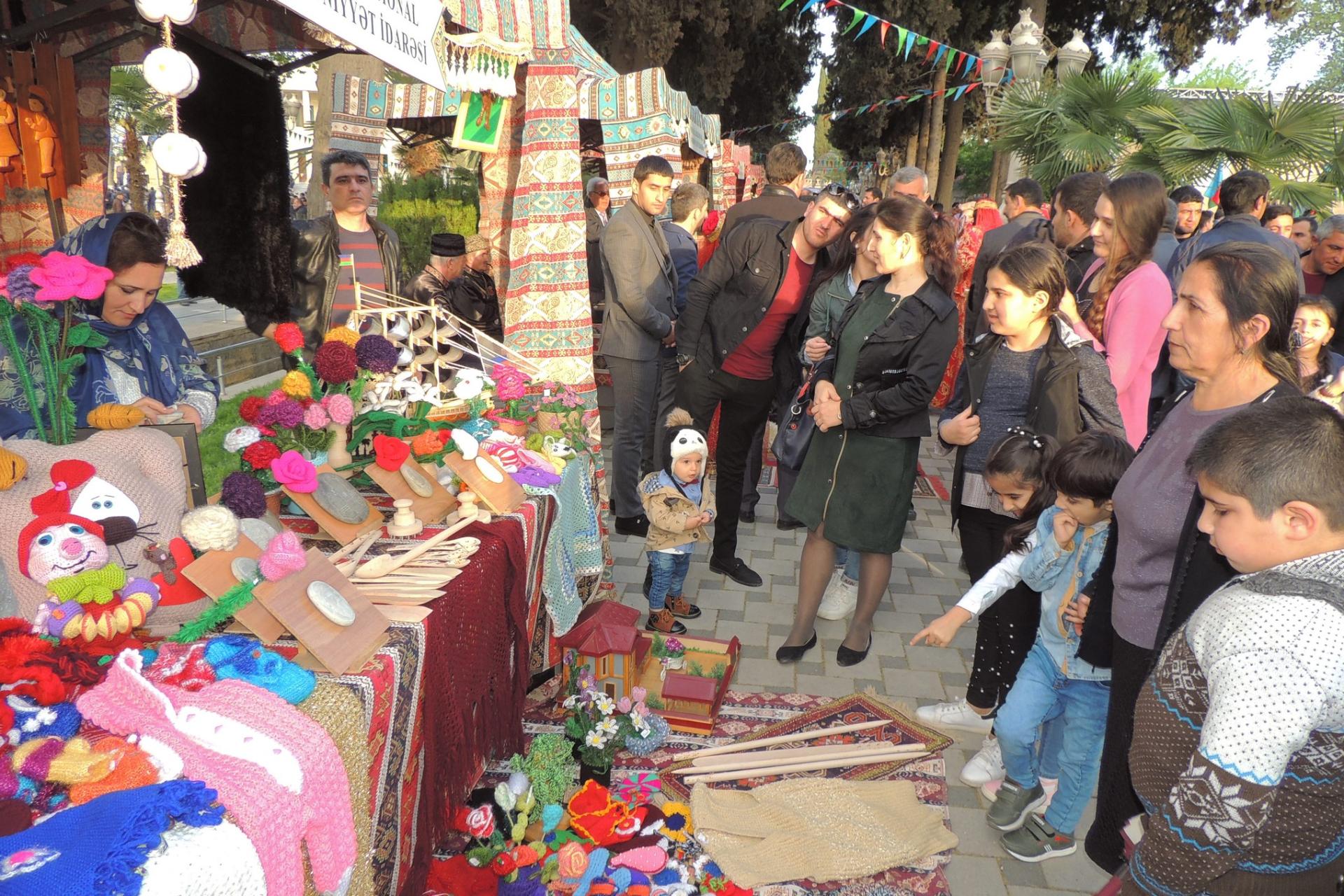 Флаги Азербайджана, Карабахские скакуны и военнослужащие (ФОТО)