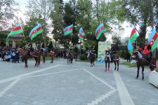 Флаги Азербайджана, Карабахские скакуны и военнослужащие (ФОТО)