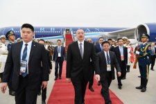 Президент Ильхам Алиев прибыл с рабочим визитом в Китай (ФОТО)