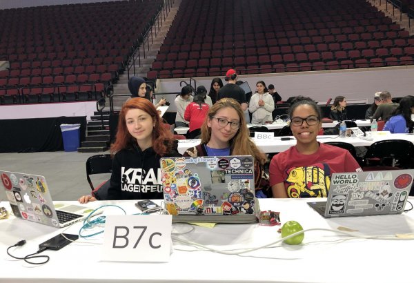 Азербайджанская студентка в марафоне хакеров в США (ВИДЕО, ФОТО)